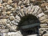 11 Antico arco portante in pietra
